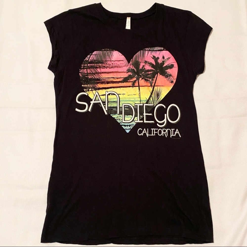 NWOT San Diego California T-Shirt Rainbow Heart